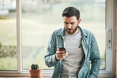 un homme appel un électricien