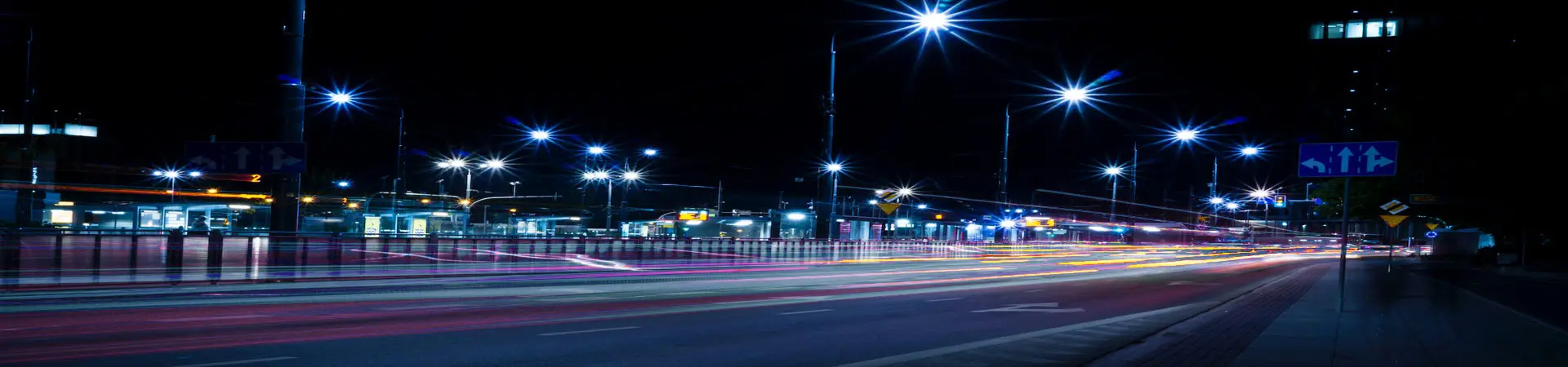 route de nuit avec éclairage lampadaires